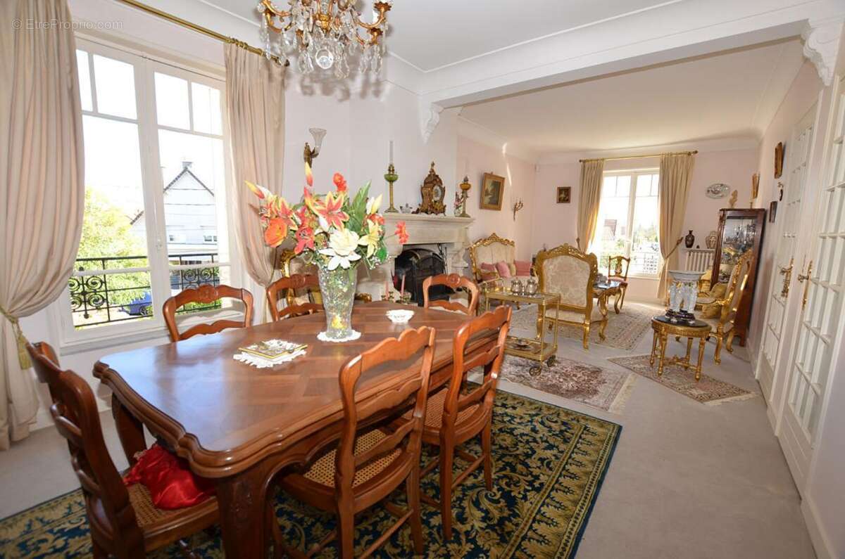 Maison à SAINTE-GENEVIEVE-DES-BOIS
