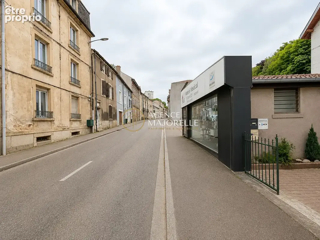 Local commercial, grande vitrine, rue passante. - photo 2