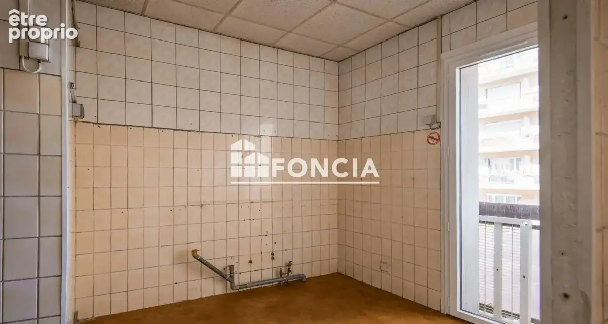 Local commercial idéal pour bureaux, cabinet professionnel, snacking avec deux grandes cave pour stockage – 102 m² - photo 10