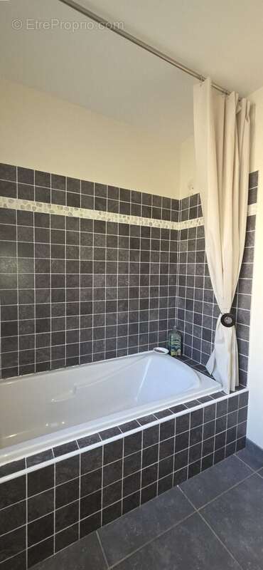 Maison à CHATEAUNEUF-VILLEVIEILLE