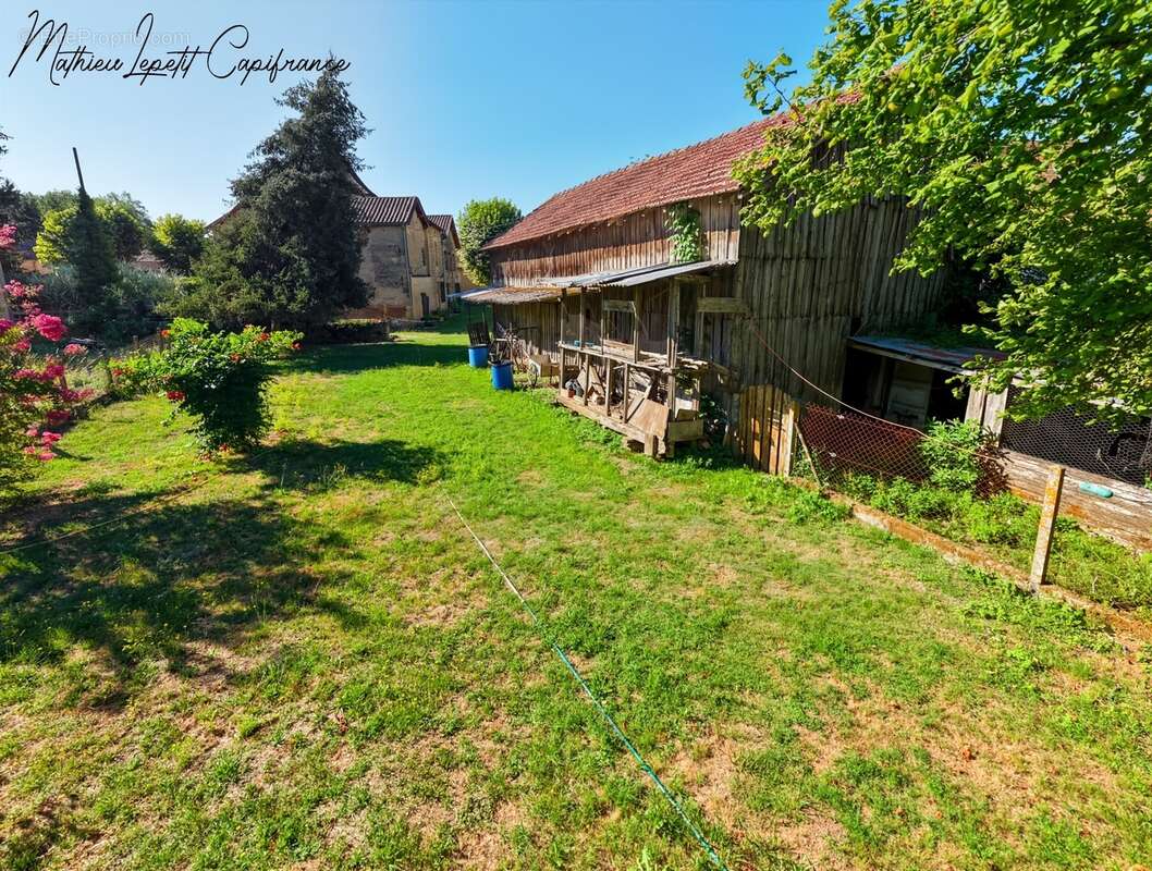 A vendre Maison en pierre de caractère de 240 m², pigeonnier, ancien séchoir à tabac et terrain clos de 2 065 m² – Lalinde 24150 - photo 4