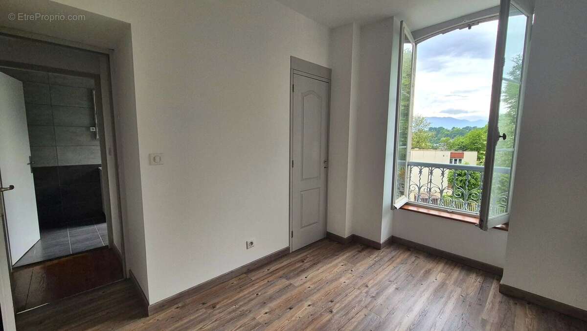 Appartement à NAY