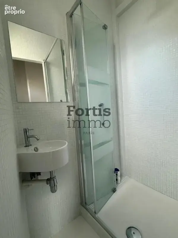 Paris 2 - rue saint-denis - deux pieces au dernier etage - photo 7