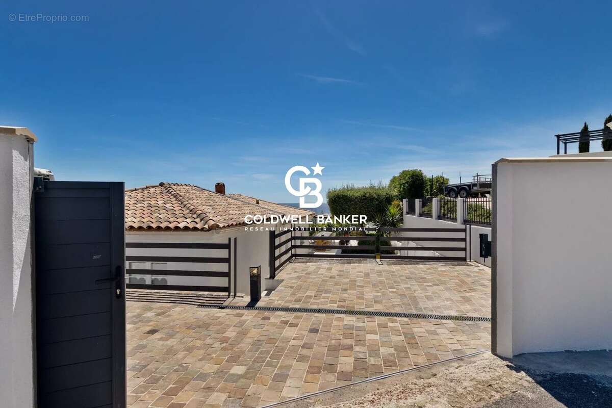 Située dans un domaine privé et sécurisé d’Agay à Saint-Raphaël, opportunité d’investissement rare sur la Côte d’Azur, alliant e - photo 45