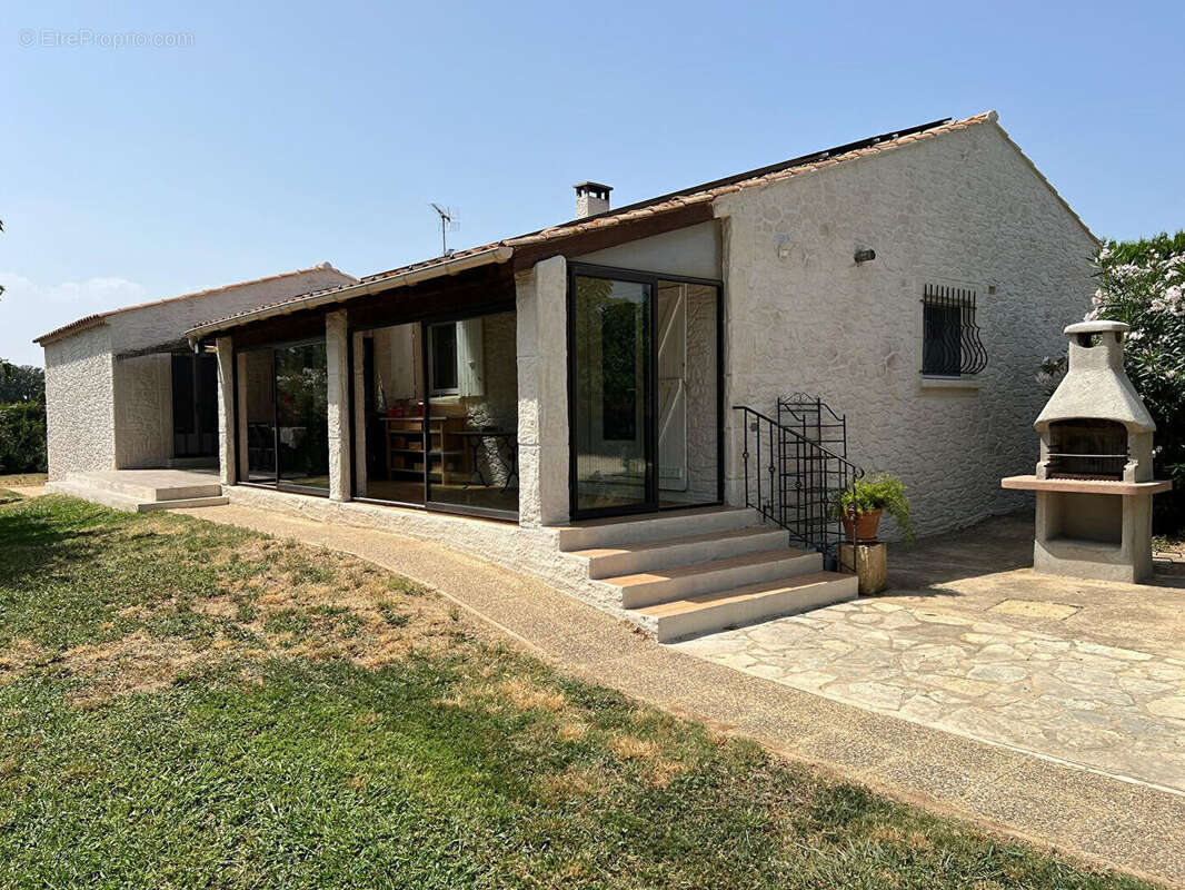 Maison à MOURIES