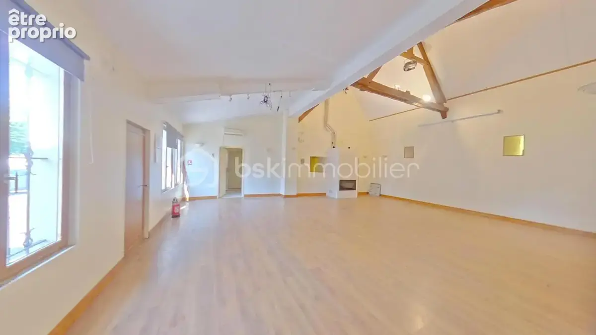 Bâtiment professionnel de 220 m² a finir d'aménager en salle de réception ou pour un commerce ou pour une entreprise soit a tran - photo 2