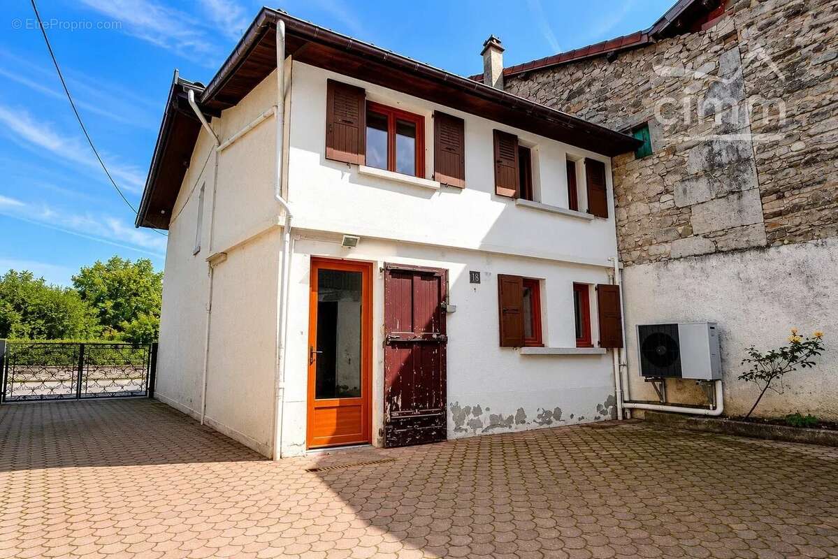 Vente gresivaudan crolles : maison de village t4 avec cour et garage - photo 8
