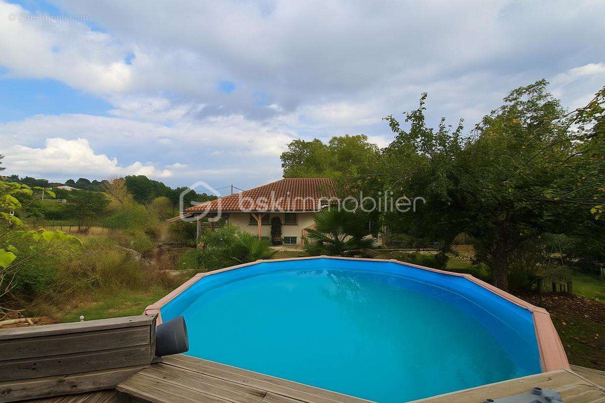 Charmante maison rénovée de 156 m² avec piscine et jardin - photo 18