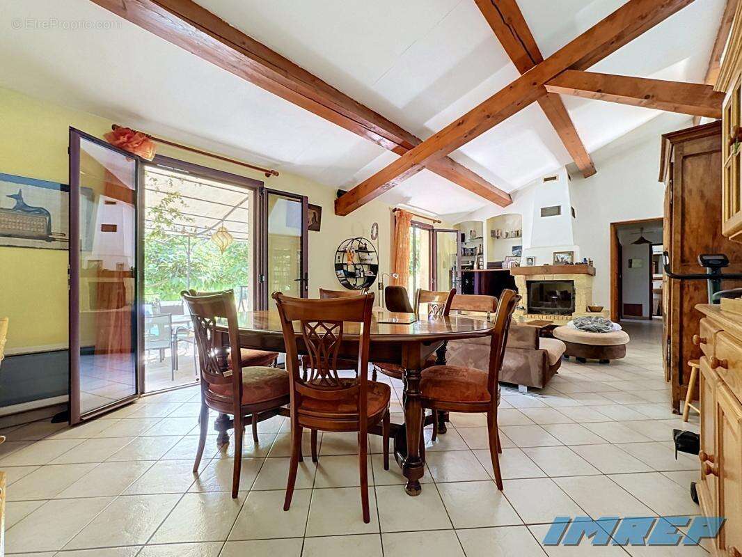 Maison 100 m² à Saint-Maximin-La-Sainte-Baume  - photo 2