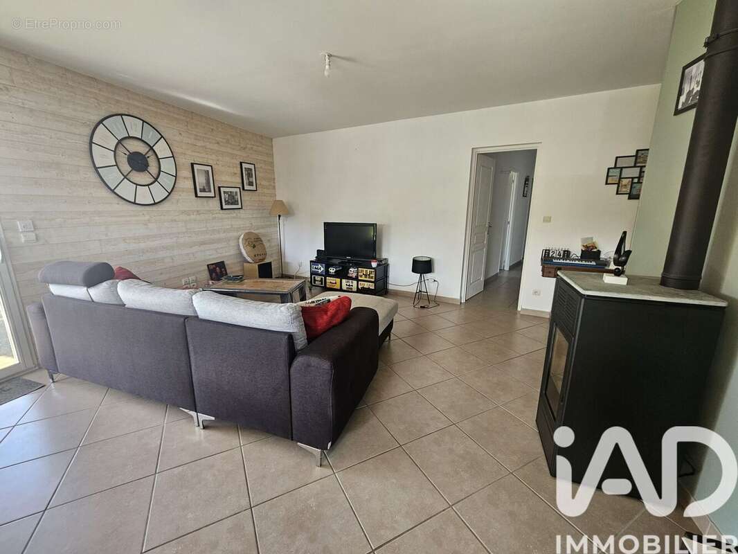 Photo 3 - Maison à ROULLET-SAINT-ESTEPHE