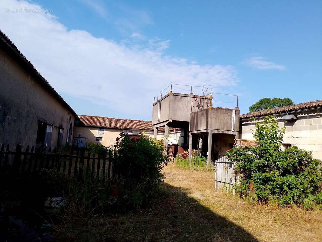 Maison à BAIGNES-SAINTE-RADEGONDE