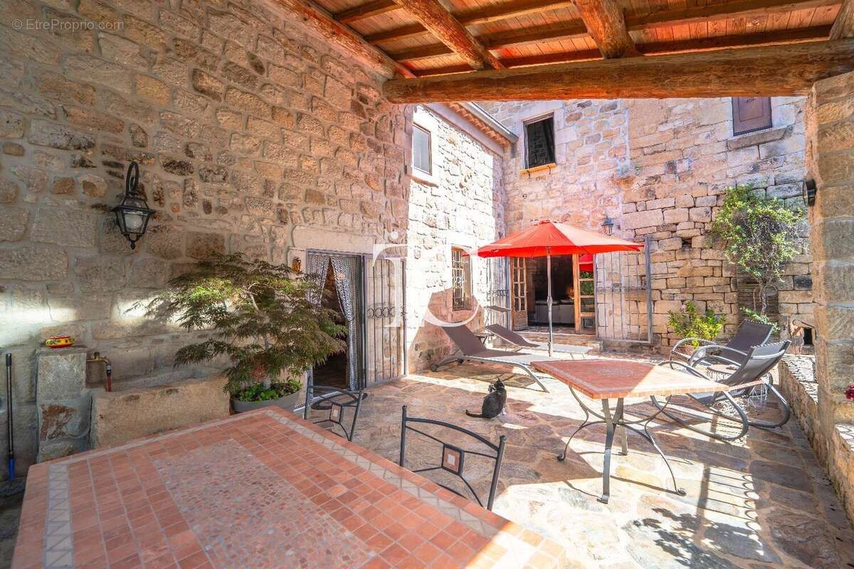 Maison à LABLACHERE