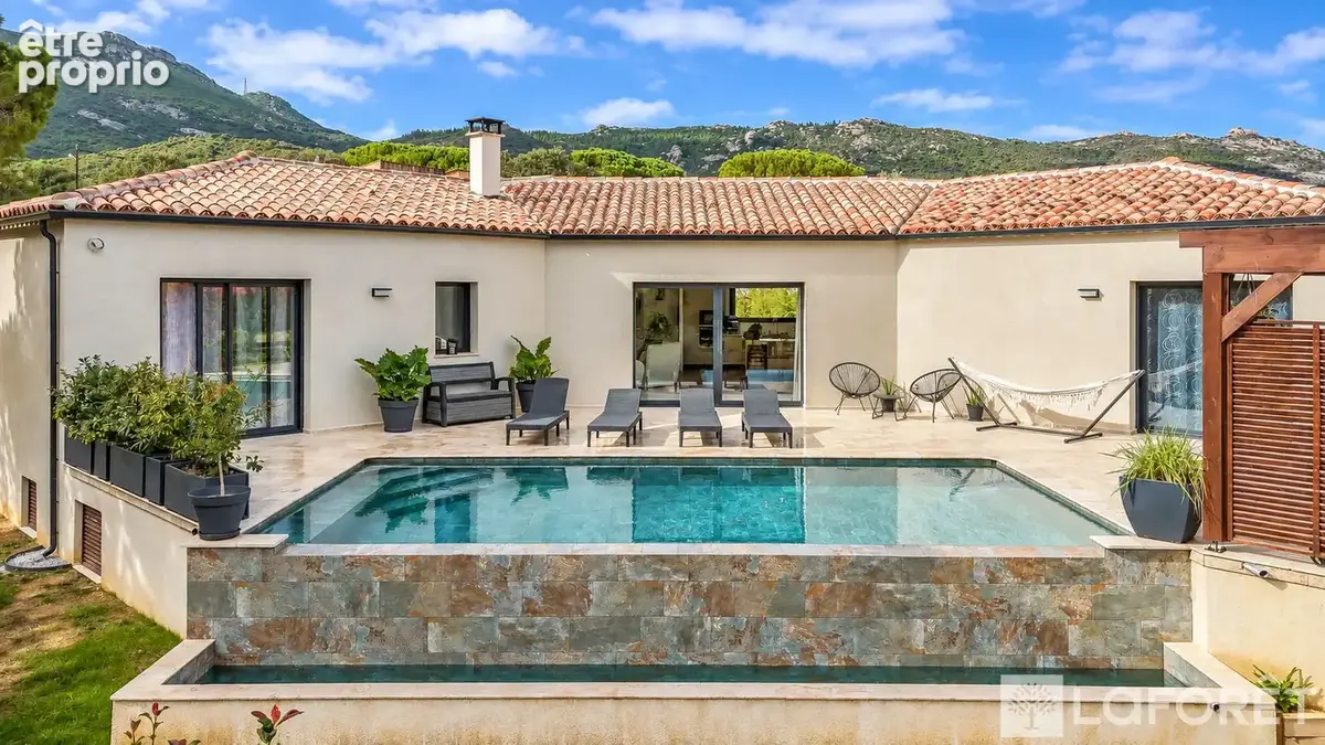 CALVI Élégante villa contemporaine de plain-pied avec piscine à débordement - photo 1