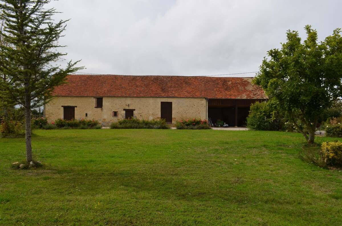 Grange avec auvent pour voiture - Maison à ALENCON