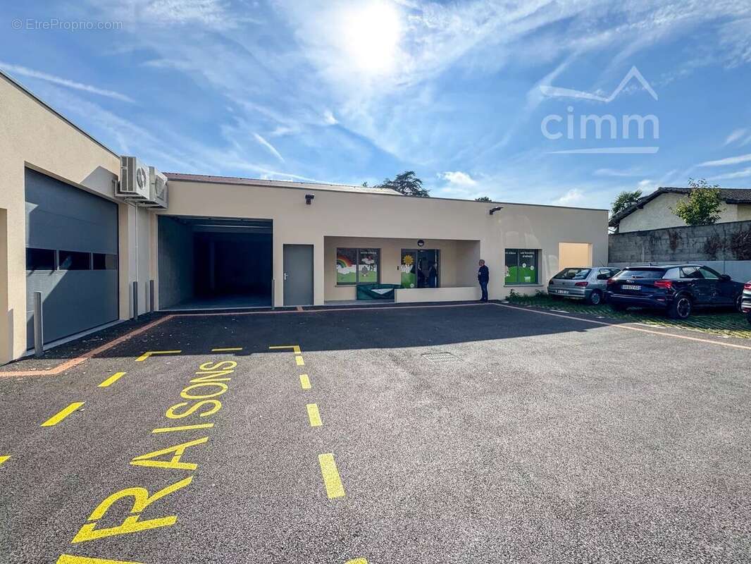 Commerce à LA TERRASSE