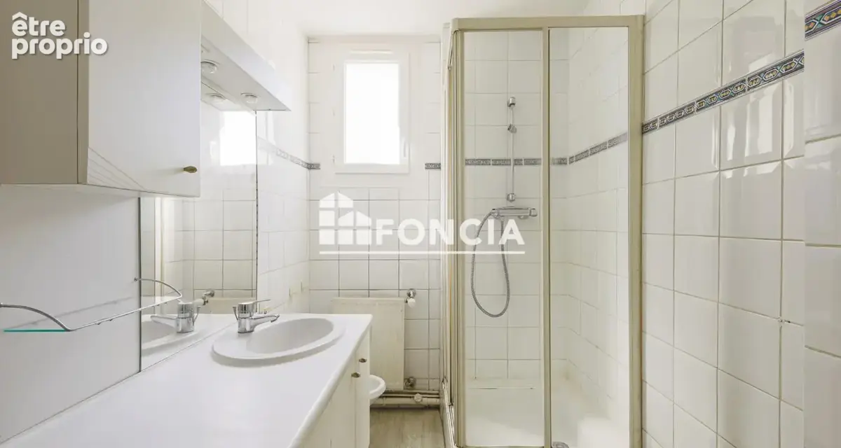 T4 traversant – 66 m² – Ascenseur, cave et parking - photo 7