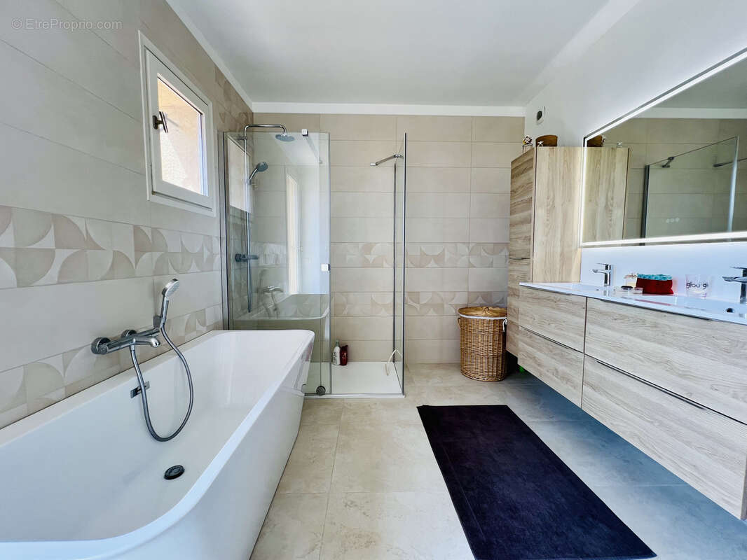 Maison à SAINT-LAURENT-DU-VAR