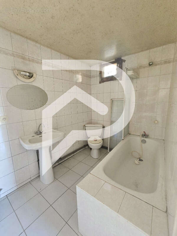 Maison de ville de 101 m² à rénover entièrement. - photo 8