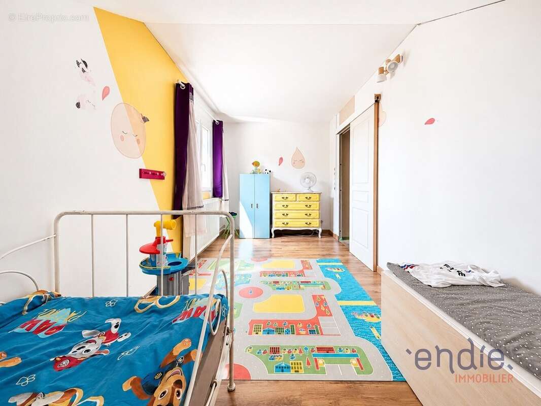 Spacieuse maison familiale de 226 m² avec sept chambres et piscine - photo 9
