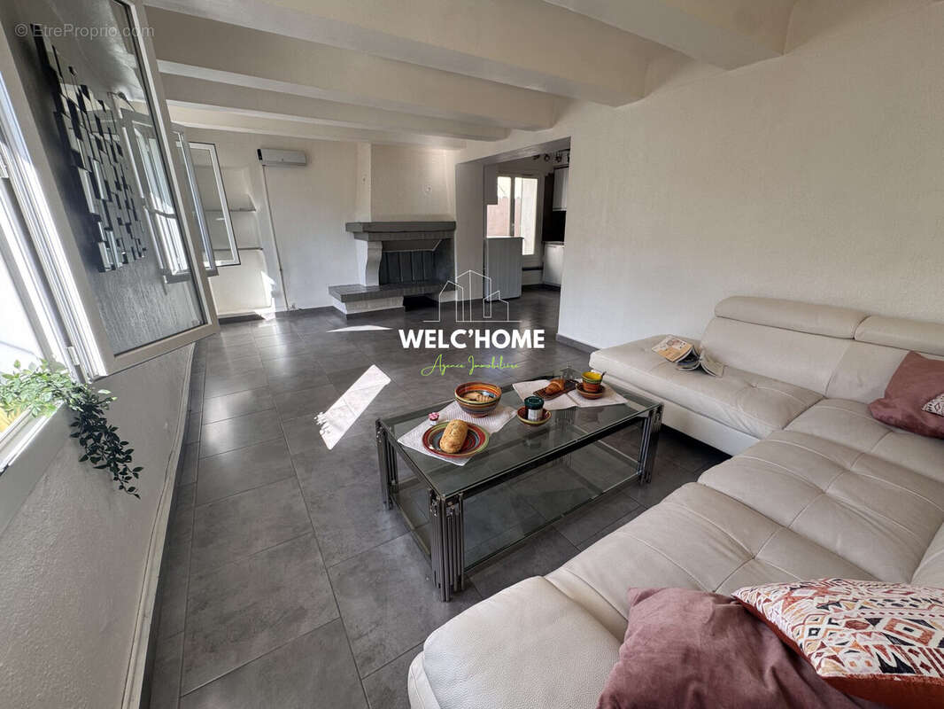 Salon T3 - Maison à POURCIEUX