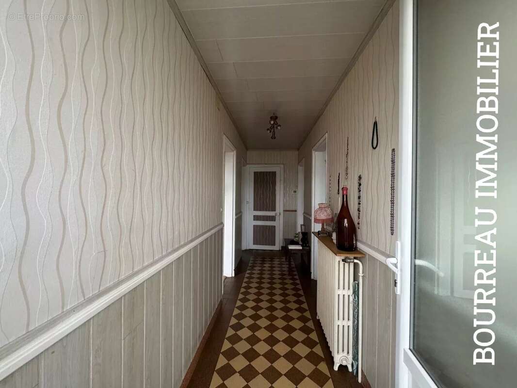 Appartement à LA CELLE-SAINT-CYR