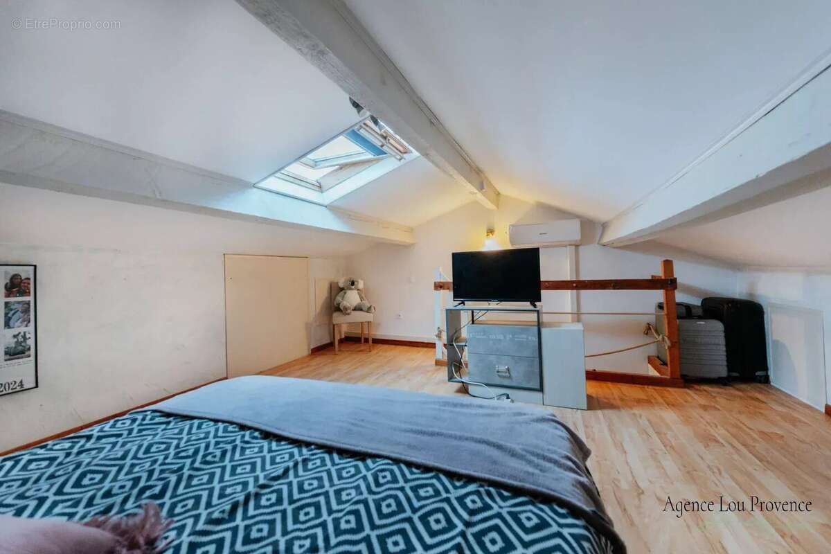 Commerce à SAINTES-MARIES-DE-LA-MER