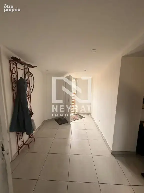 Maison de plain-pied entièrement rénovée avec garage et cour - photo 5