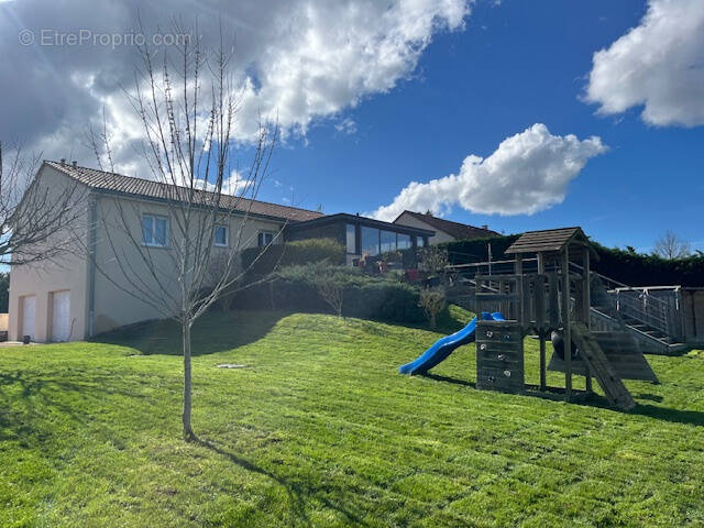 Maison à SAINT-REMY-EN-ROLLAT