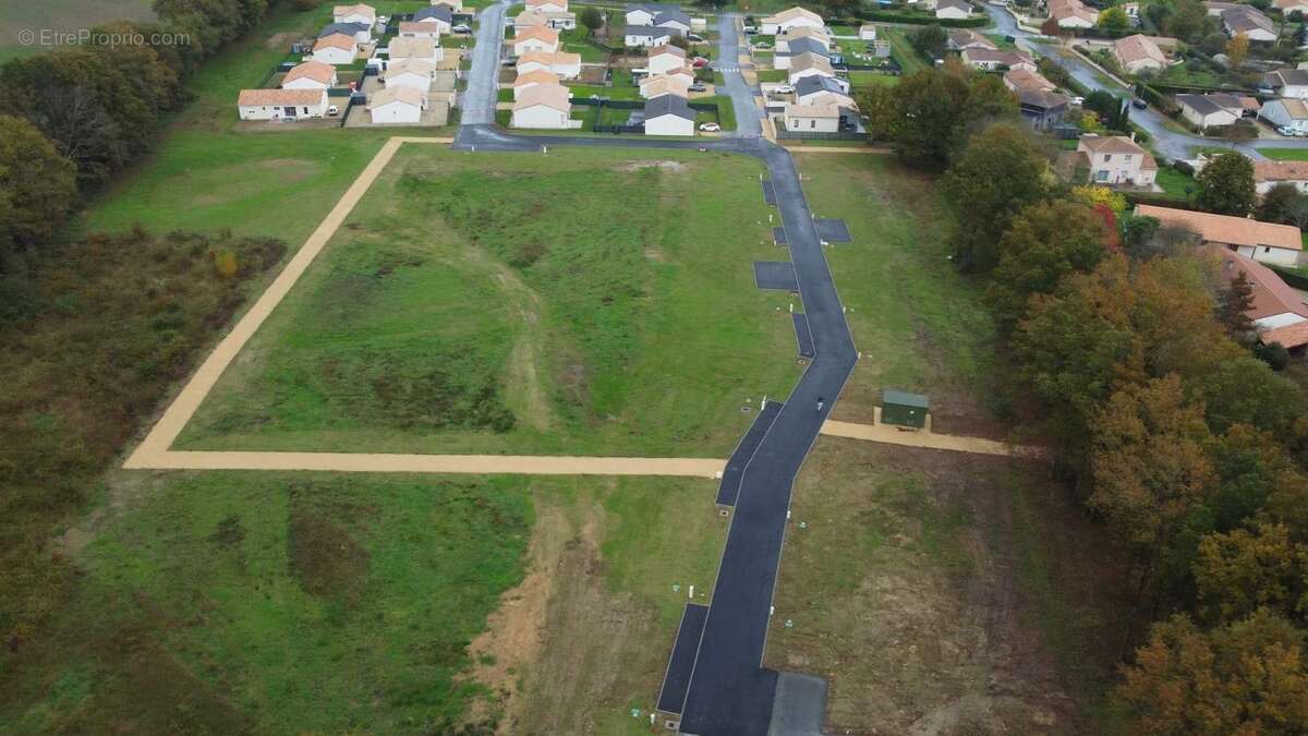 Terrain à SAVIGNY-LEVESCAULT