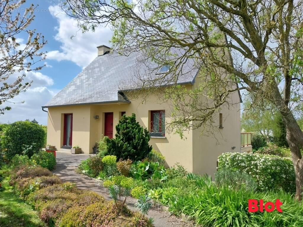 Maison à MONTOURS