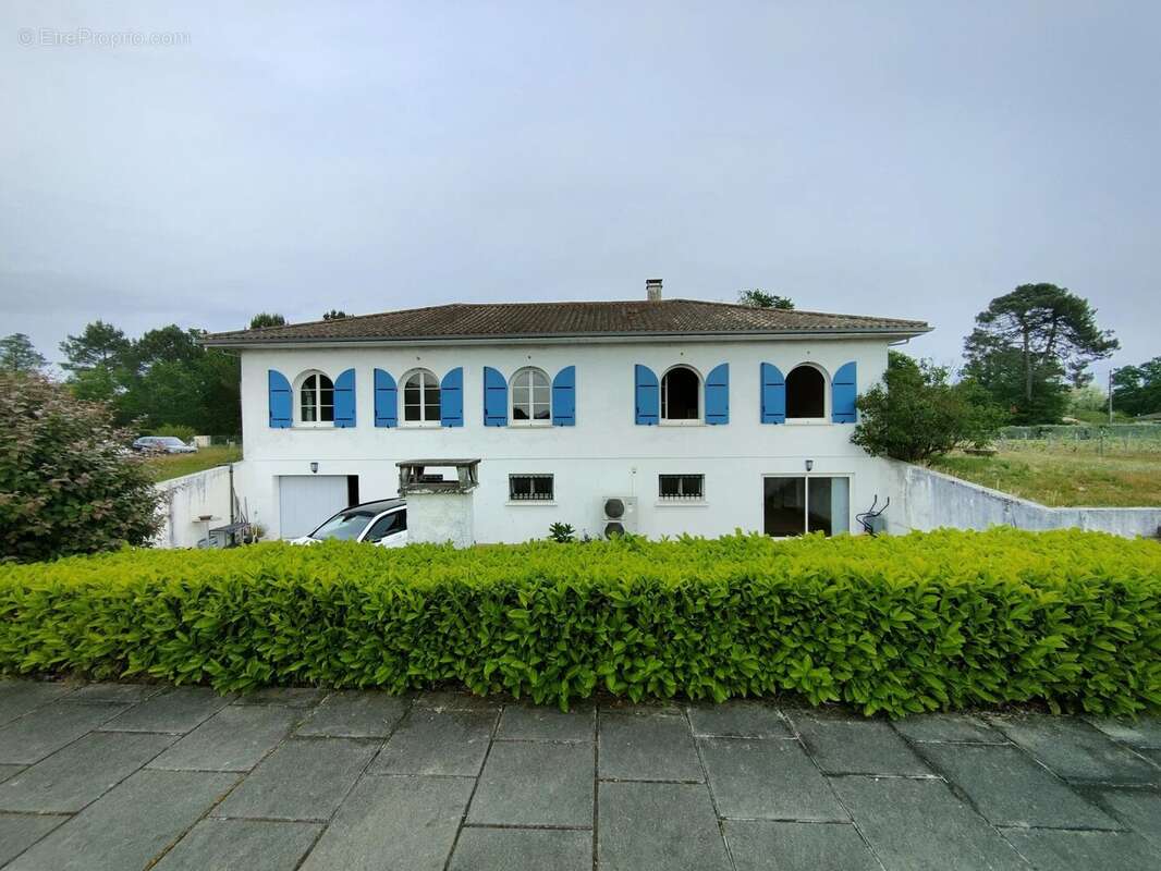 Maison à SAINT-MORILLON