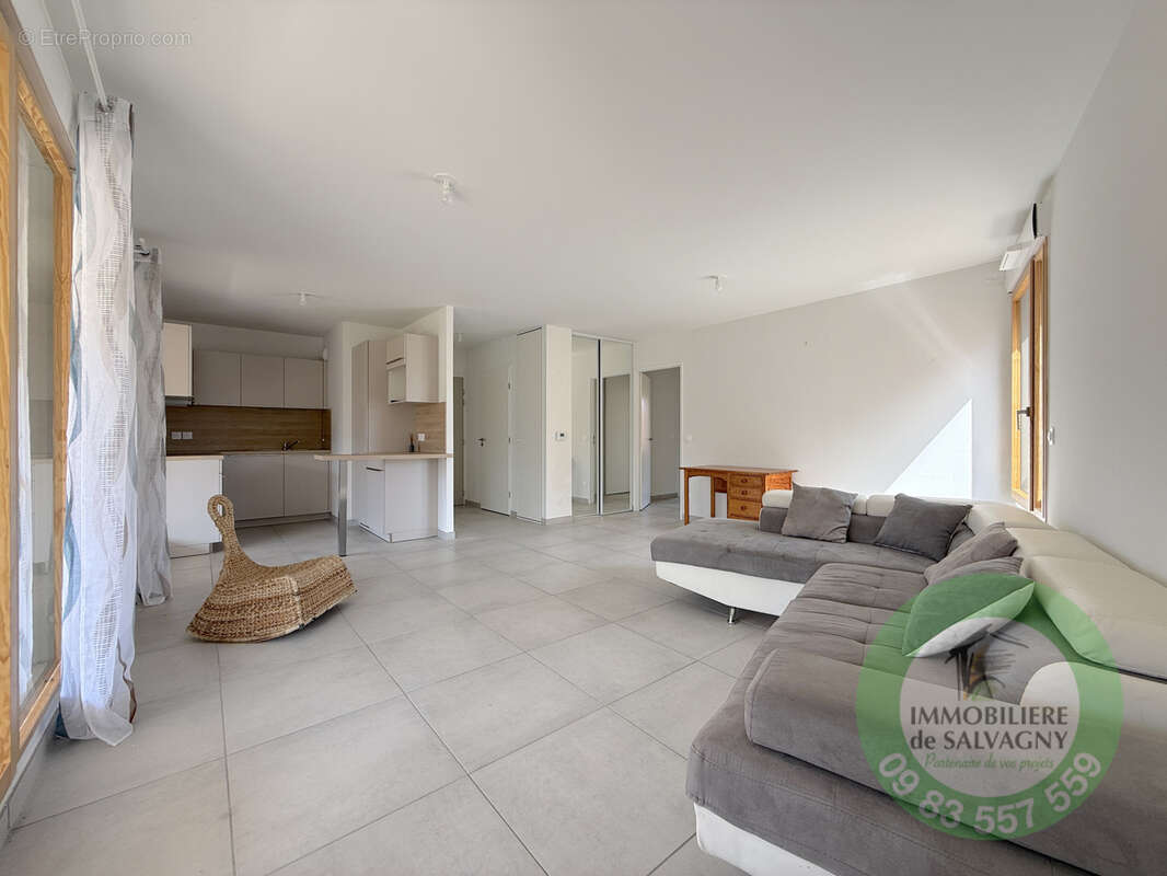 Appartement à LA TOUR-DE-SALVAGNY