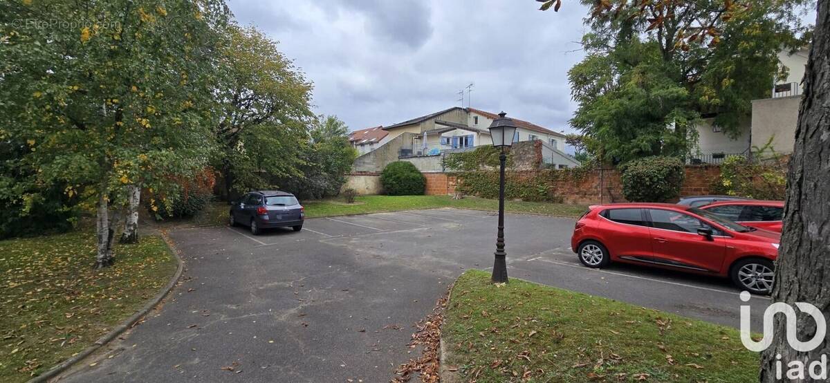 Photo 1 - Parking à SAINT-MAUR-DES-FOSSES