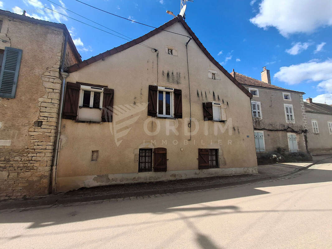 Maison à NOYERS