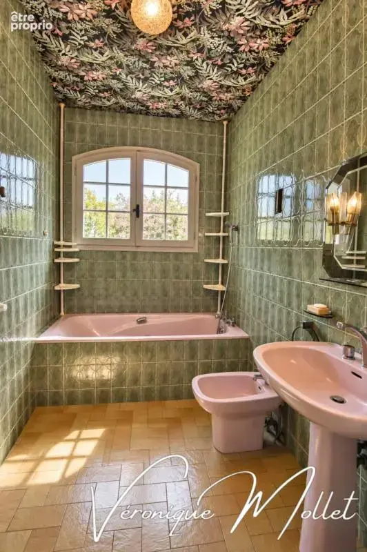 Villa traditionnelle sur plus de 6 000 m² – vaste dépendance aux multiples possibilités - photo 7