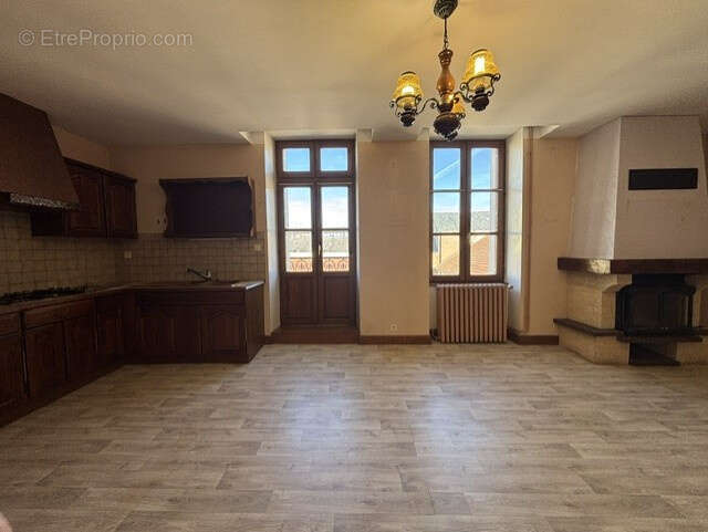 EXCLUSIVITE à AUTUN, T5 avec grandes dépendances, garage et cour. - photo 5