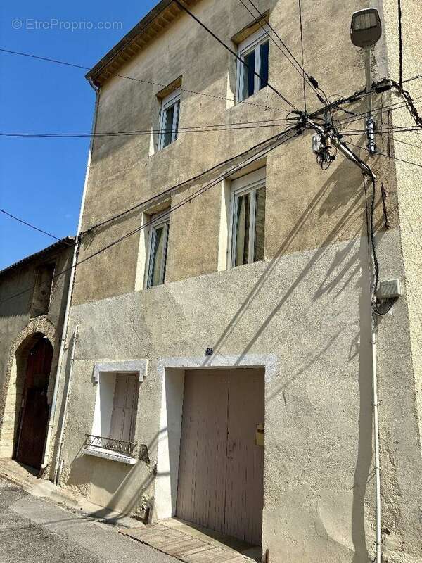 Maison de ville avec grande cour, garage et cave. - photo 2