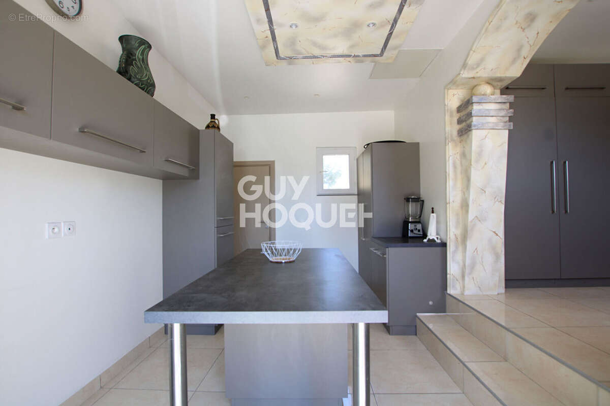 Maison à ENTRAIGUES-SUR-LA-SORGUE