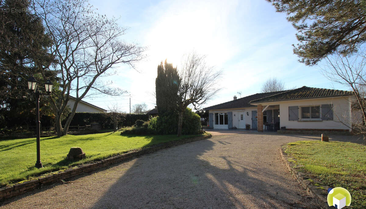 Maison à MEZERIAT