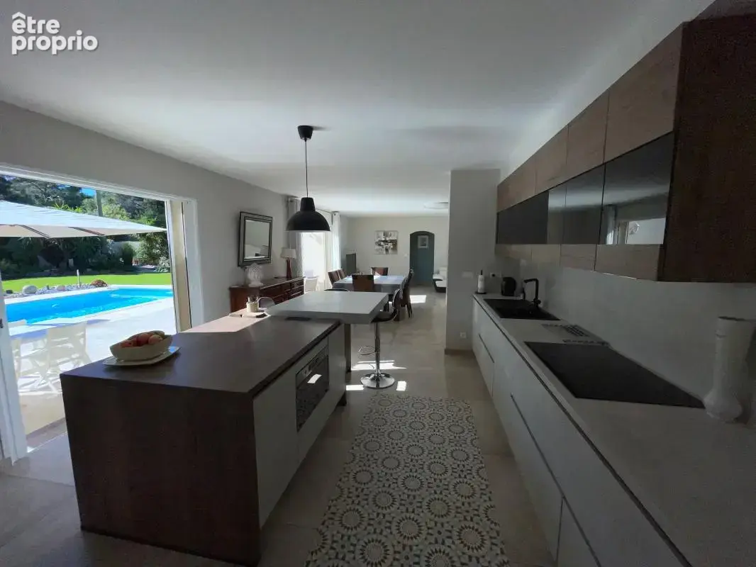 A vendre la seyne sur mer quartier sud tres belle villa de plain pied 5 pieces 4 chambres jardin piscine garage - photo 6