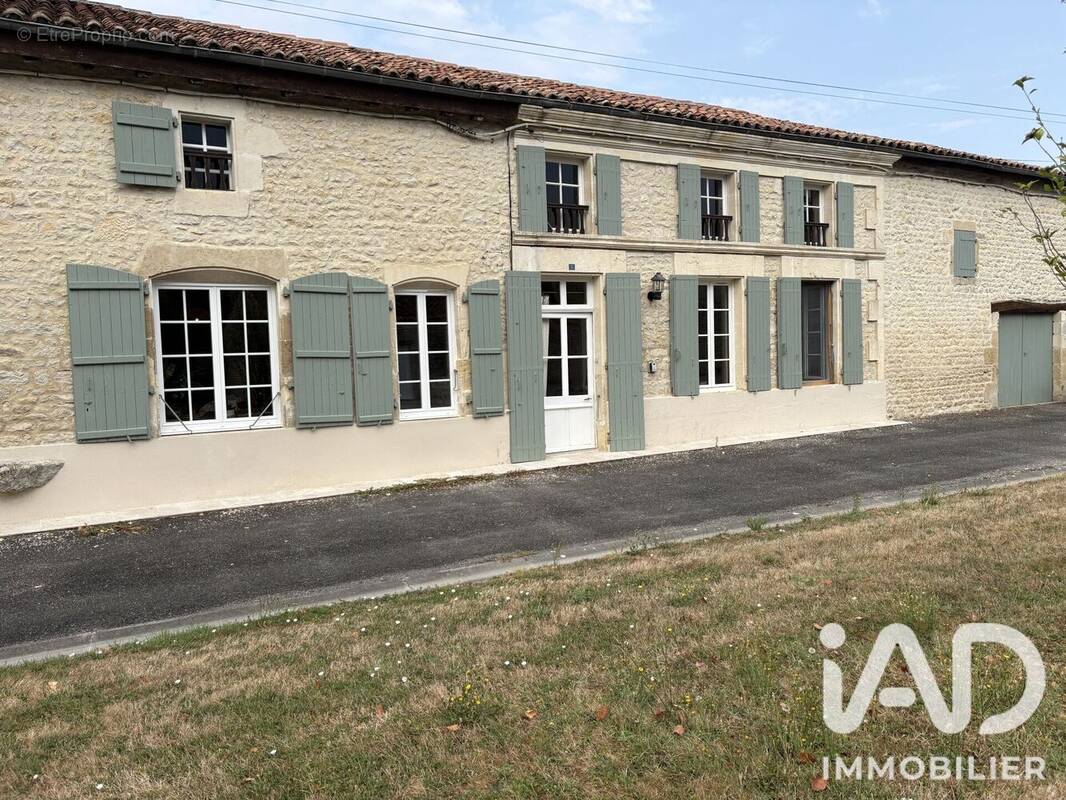 Photo 1 - Maison à LOIRE-SUR-NIE