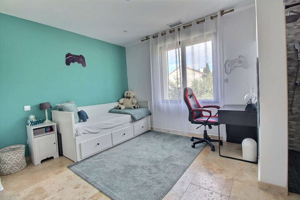 EXCLUSIVITÉ - Maison de 240m² entièrement rénovée avec piscine, véranda et 5 suites - photo 13
