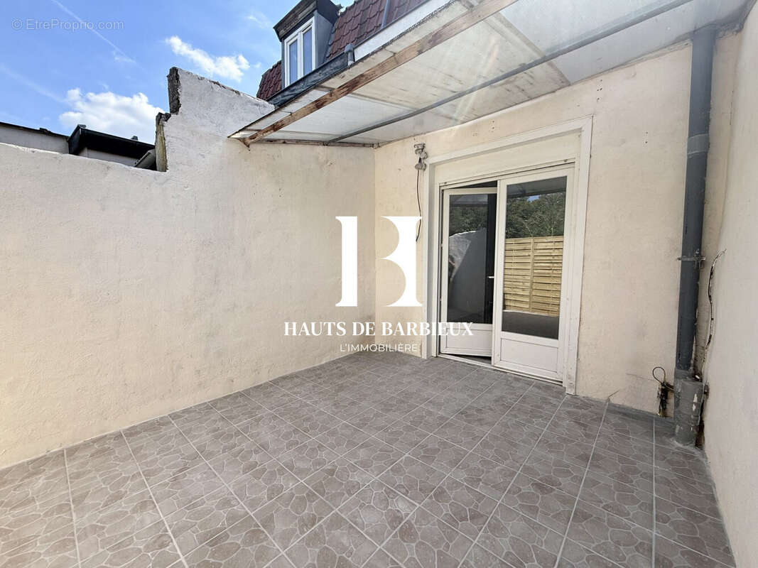 Maison 56 m² à Roubaix  - photo 4