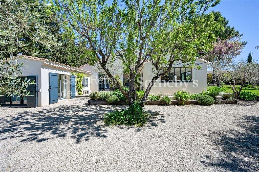 Exclusivité. Rare, Eygalières, belle maison rénovée en centre village avec jardin et piscine - photo 16