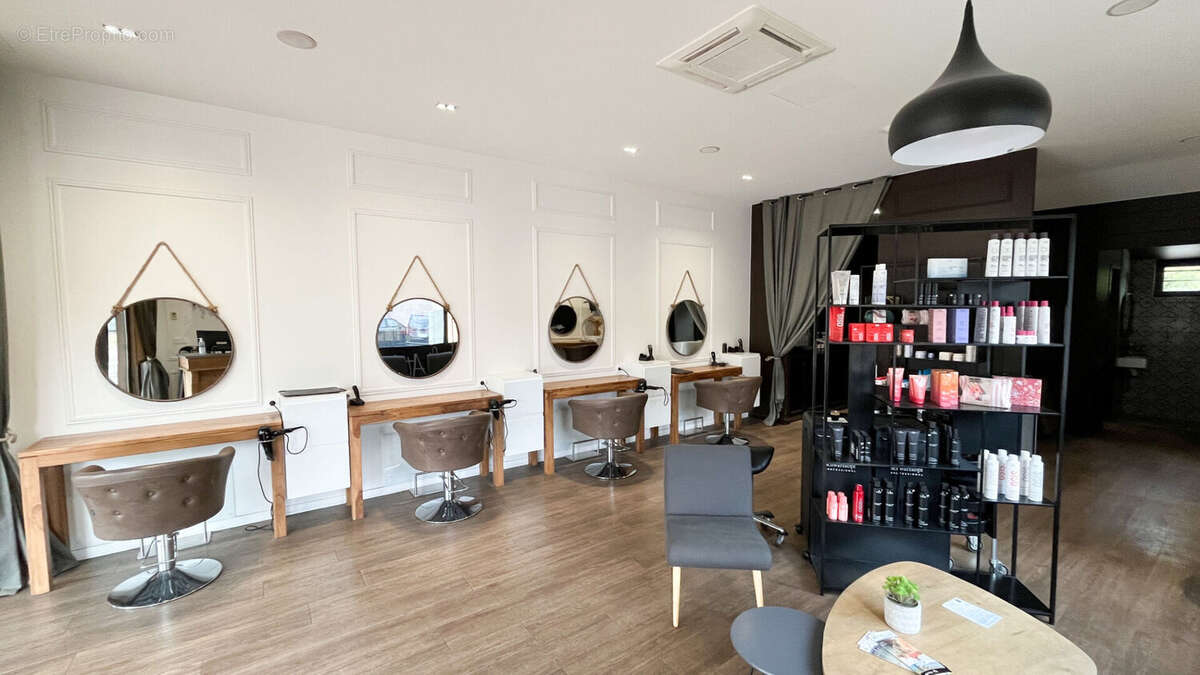 Commerce à LACROIX-FALGARDE