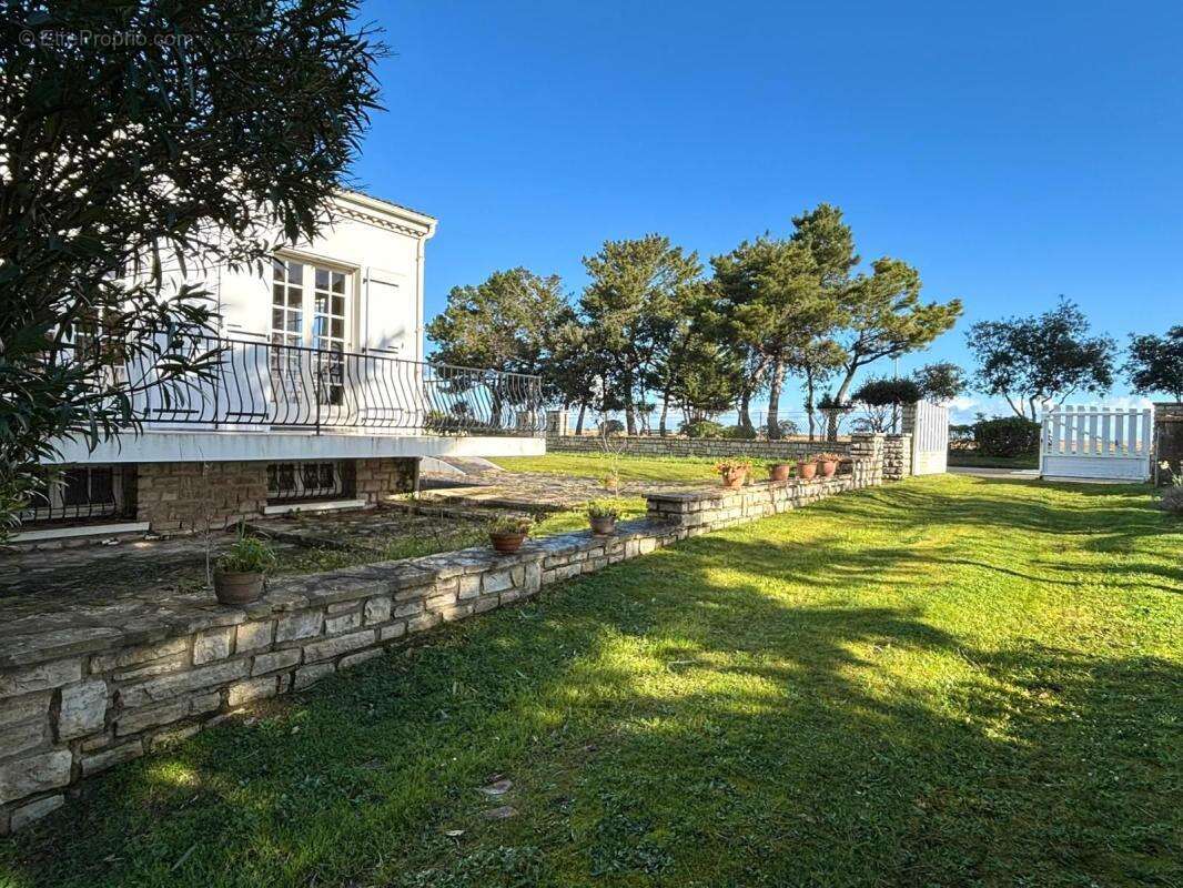 À vendre – Belle maison familiale avec vue mer, dépendance et jardin – La Brée-les-Bains, plage à pied - photo 31