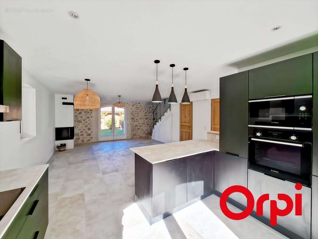 Maison à LE PUY-SAINTE-REPARADE