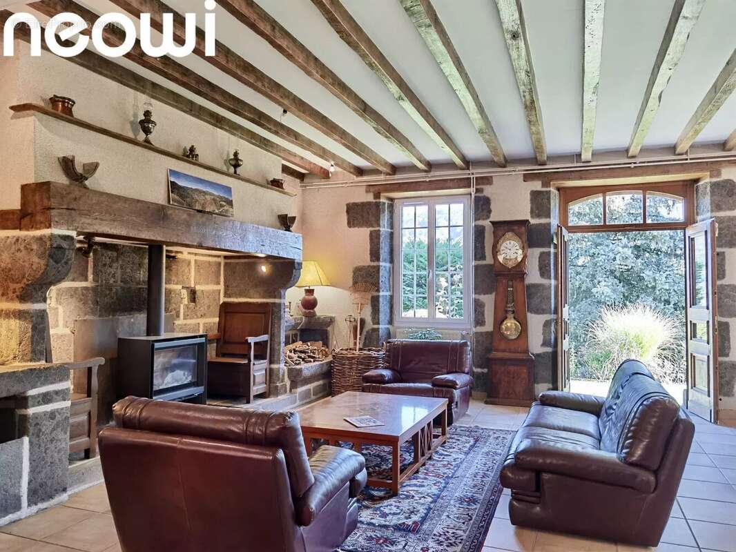 Maison à VIC-SUR-CERE