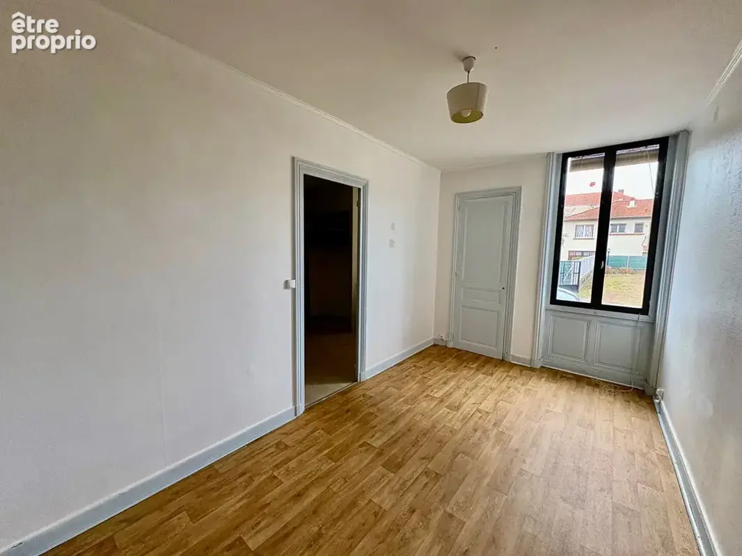 Immeuble de rapport - 3 appartements  + Une maison avec cour et garage - photo 10