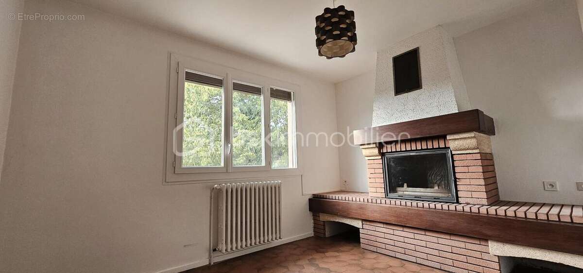 Maison spacieuse avec balcon et double garage, idéalement située ! - photo 3